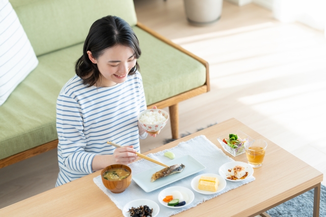 食事をとる女性