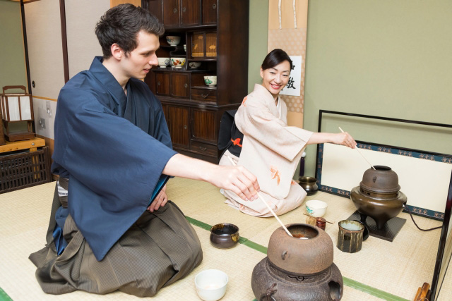 茶道を体験する外国人 正座