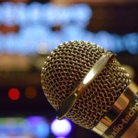 「カラオケ店」を英語で言うと？