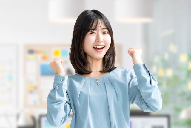 ガッツポーズ 張り切る女性