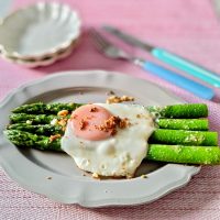 春に食べたい！アスパラと卵のごちそう一皿「ウフ・アスパラガス」