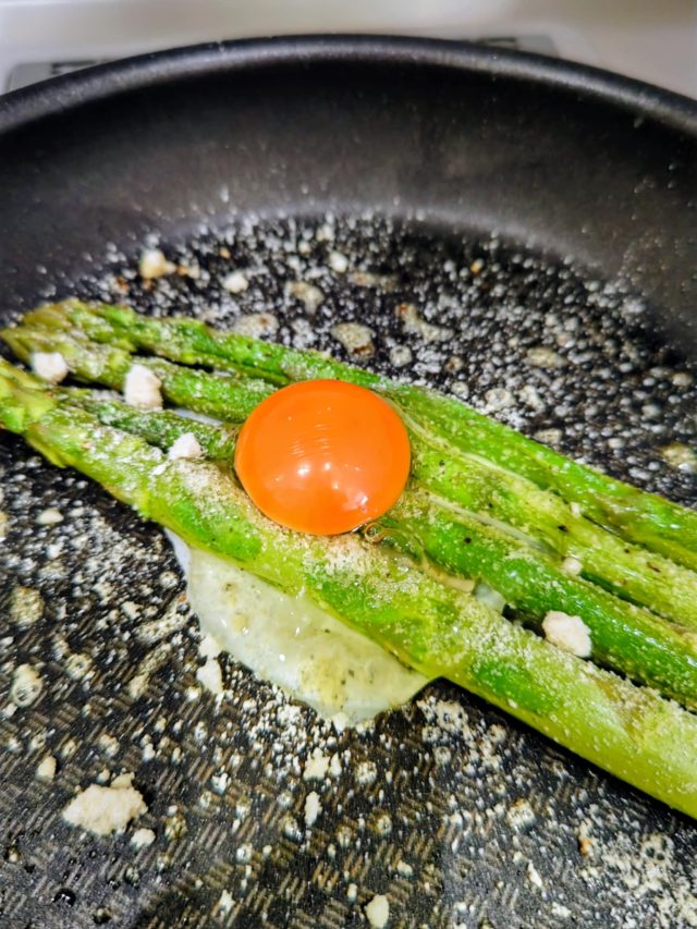 フライパンに卵を加える