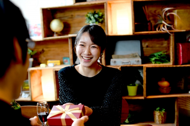 贈り物を渡す女性