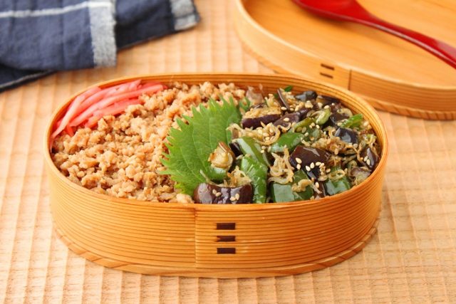 「レンジ鶏そぼろ」「野菜とじゃこのそぼろ」2品弁当