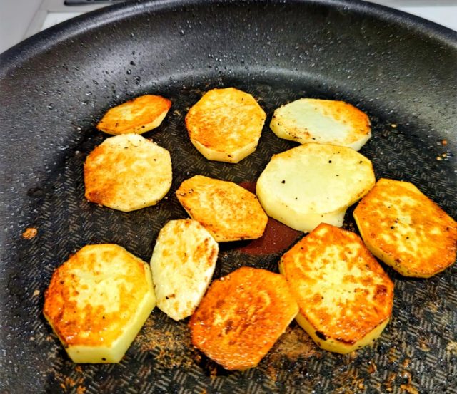 じゃがいもを炒める