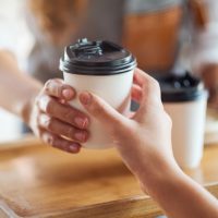 英語「For here or to go?」の意味と使い方