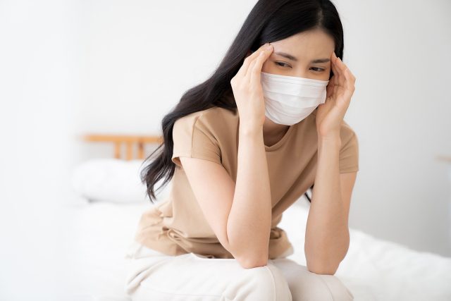 花粉症でくるしむ女性