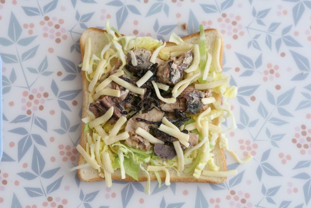 食パンに鯖缶の中身をのせる