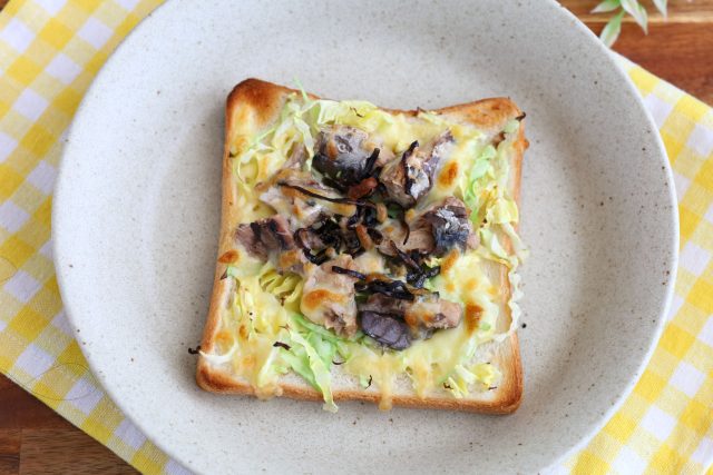 鯖とキャベツの塩昆布マヨトースト