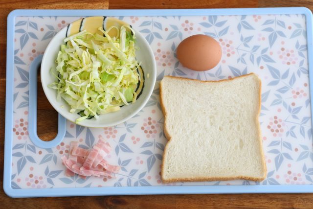 カットしたキャベツとベーコン、卵と食パン