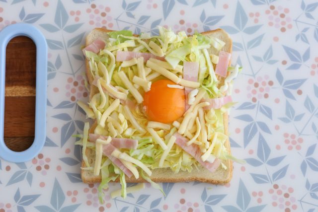 食パンの上に材料をのせる