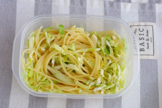 キャベツとバターを加える