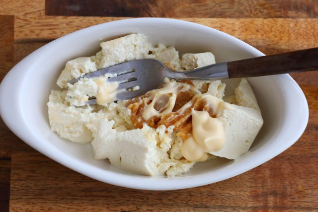 木綿豆腐をつぶす