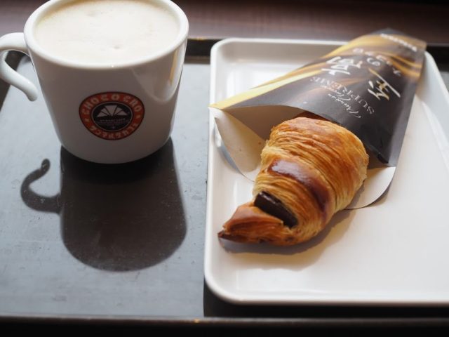 サンマルクカフェのクロワッサンとドリンク