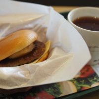 【新・朝モス登場！】クーポン利用でお得！「朝のとろったまチーズバーガー」が美味♪