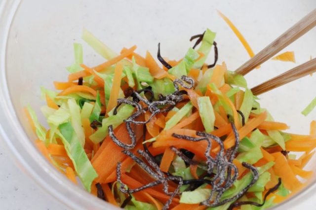 にんじんとキャベツの塩昆布バター