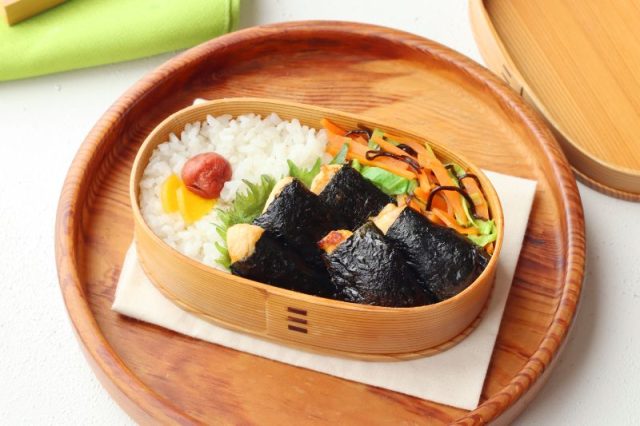 「ささみ海苔」「にんじんとキャベツの塩昆布バター」2品弁当