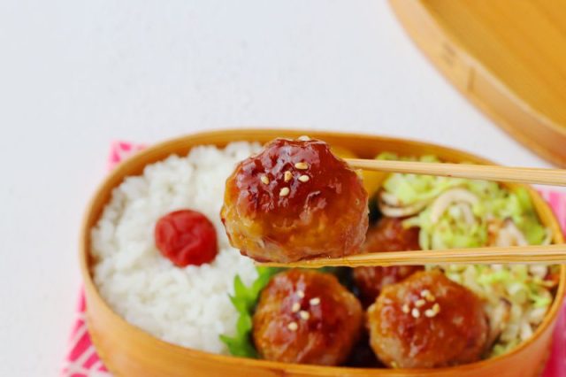 「肉団子」「エリンギとキャベツのおかか味噌」2品弁当