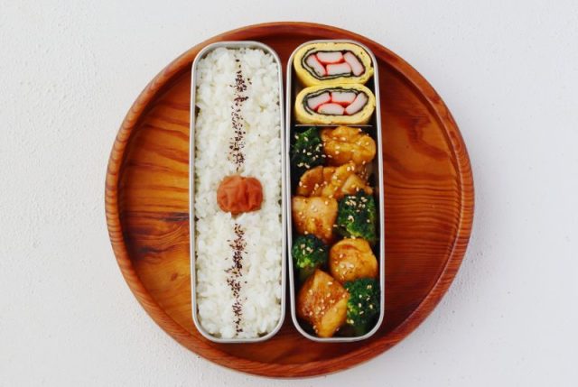 「鶏とブロッコリーのオイスターソース照り焼き」「かにかま海苔卵焼き」2品弁当