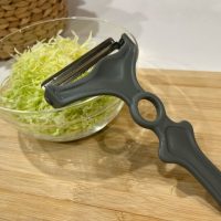 ふわふわ千切りがあっという間！「ののじ NAKED キャベツピーラー」で料理を格上げ