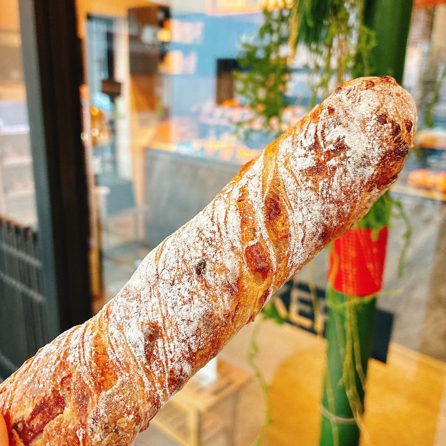 サラミとスモークチーズチャバタのバトン