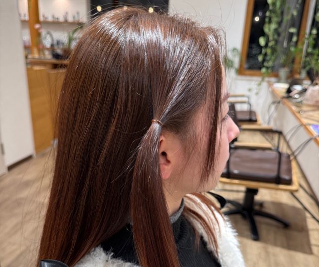 右側の髪を結ぶ