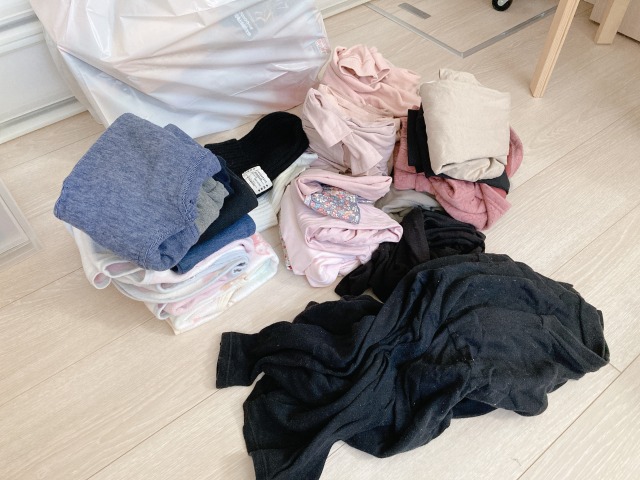 断捨離した衣服の山