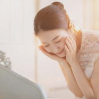 朝のむくみ・くすみに。たった3分の簡単スキンケア習慣5つ