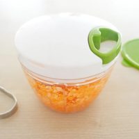 たった数回引くだけ！みじん切りがラクになる「ぶんぶんチョッパー PRO」