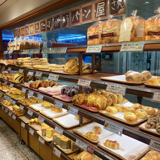 パンが並ぶ棚