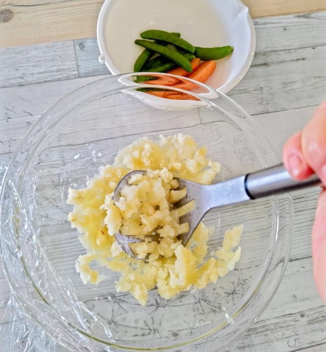 マッシャーでつぶす