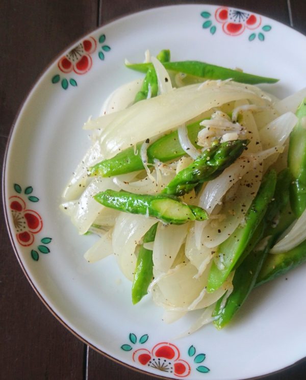 新玉ねぎとアスパラの塩炒め