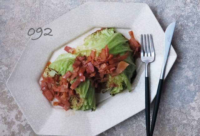 キャベツとベーコンのステーキ