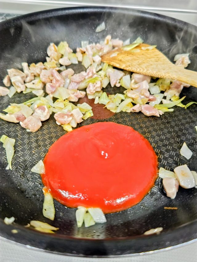 フライパンにケチャップを加える