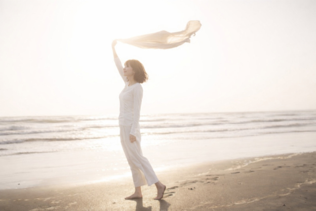 海辺を歩く女性