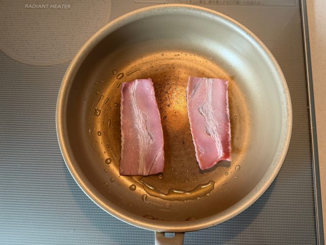 フライパンにのせたベーコン