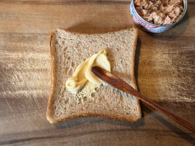 パンにマヨネーズを塗る