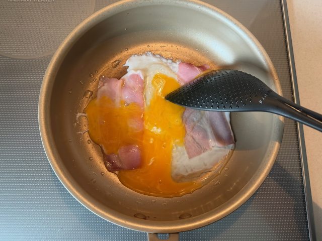 フライパンに卵を入れる