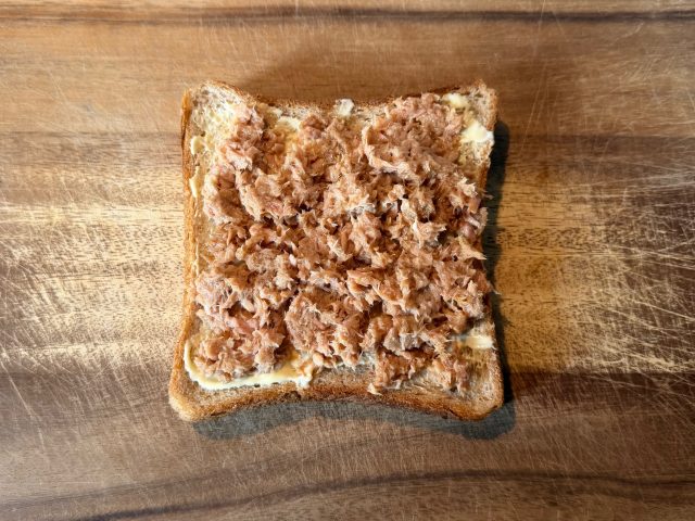 パンの上にツナマヨを載せる