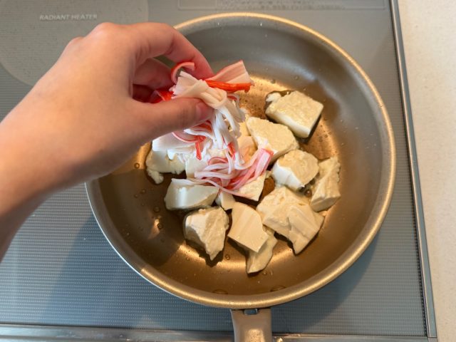 かにかまを入れる