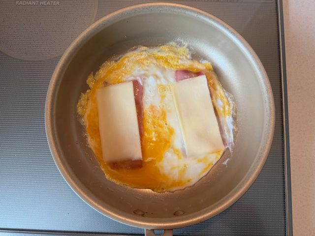 チーズをのせたフライパン