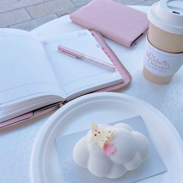 カフェで手帳を開く