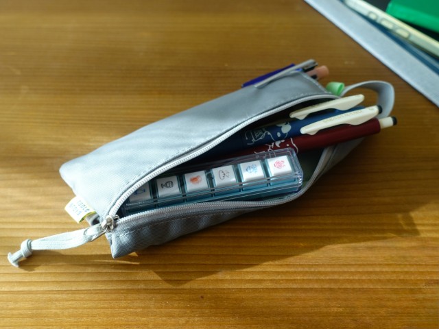 フラットペンケース comodoに入れたペン