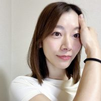 【メイク前1分】疲れ顔をパッと明るく！力みやすい「おでこ」をゆるめる簡単マッサージ