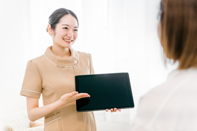 タブレット　説明　女性