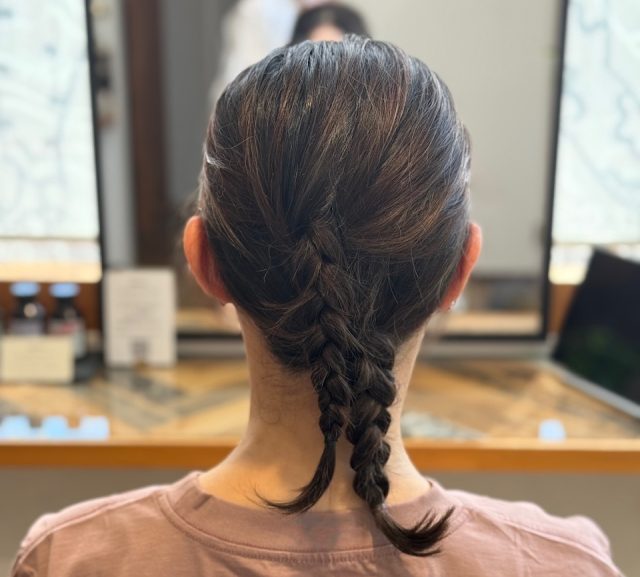 キャップやハットにぴったりな簡単ヘアアレンジ