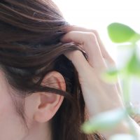 白髪・ボリューム悩みに！今日からできる「スカルプ習慣」3つ