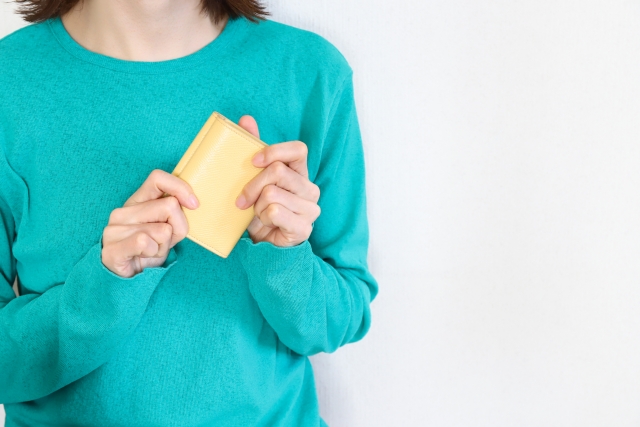 財布を持つ女性