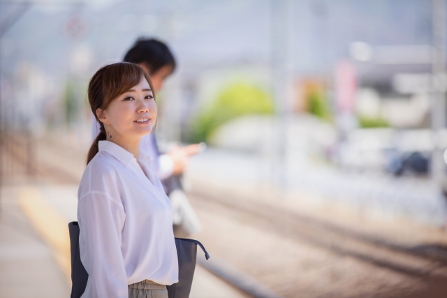 駅のホームにいる女性