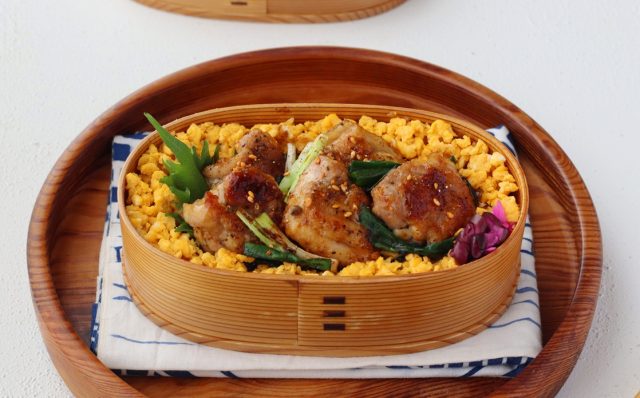 トレイにのせた「小ねぎ焼き鶏丼」「レンジ卵そぼろ」の2品弁当